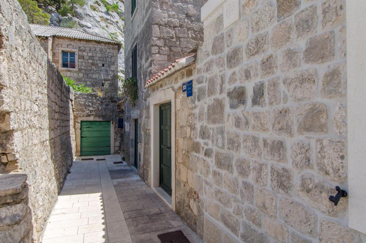 Apartments Mira Omiš Exteriör bild