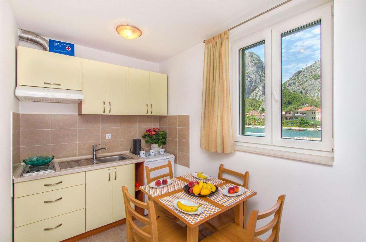 Apartments Mira Omiš Exteriör bild